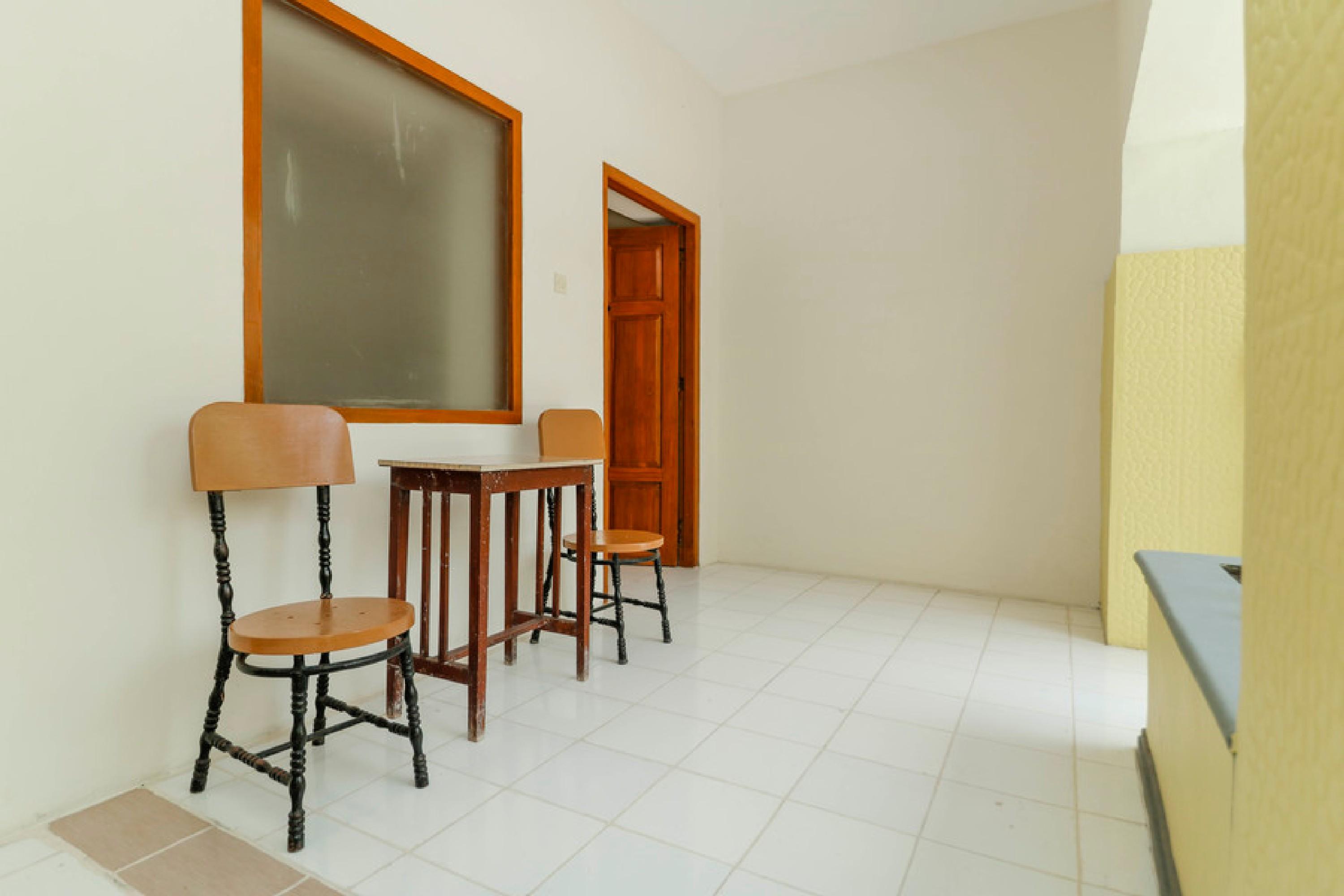 Reddoorz Plus @ Slamet Riyadi Surakarta  Екстер'єр фото
