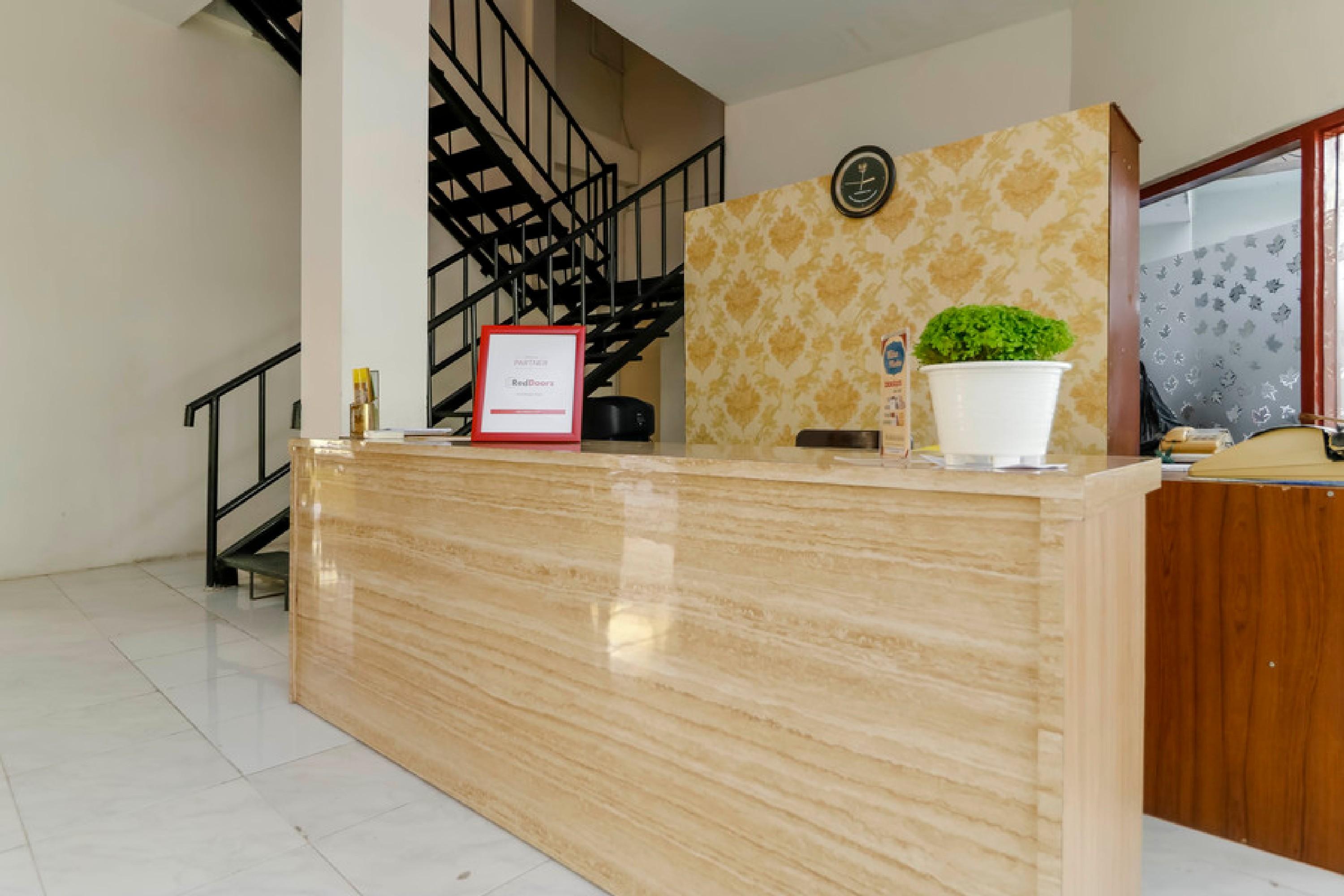 Reddoorz Plus @ Slamet Riyadi Surakarta  Екстер'єр фото