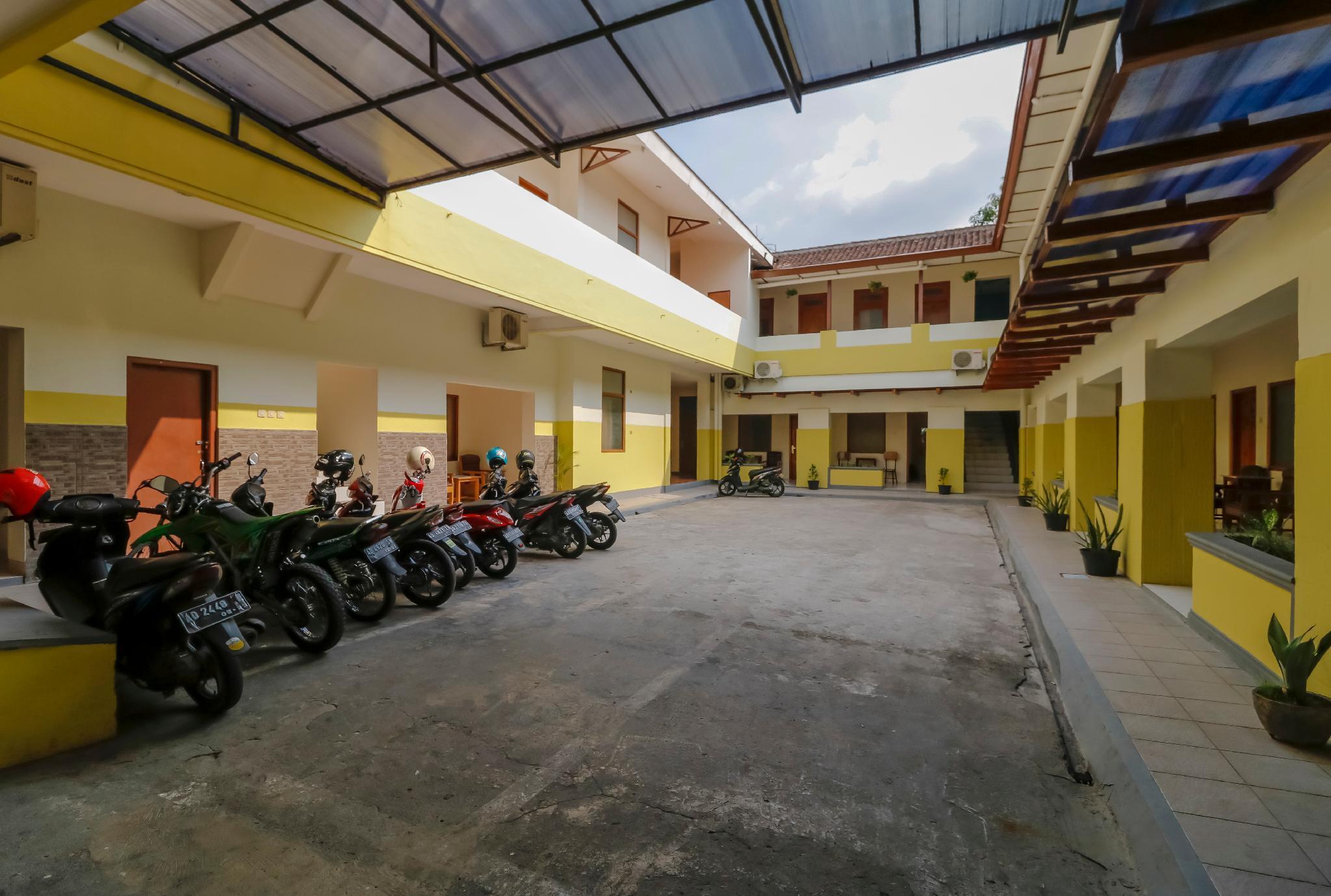 Reddoorz Plus @ Slamet Riyadi Surakarta  Екстер'єр фото