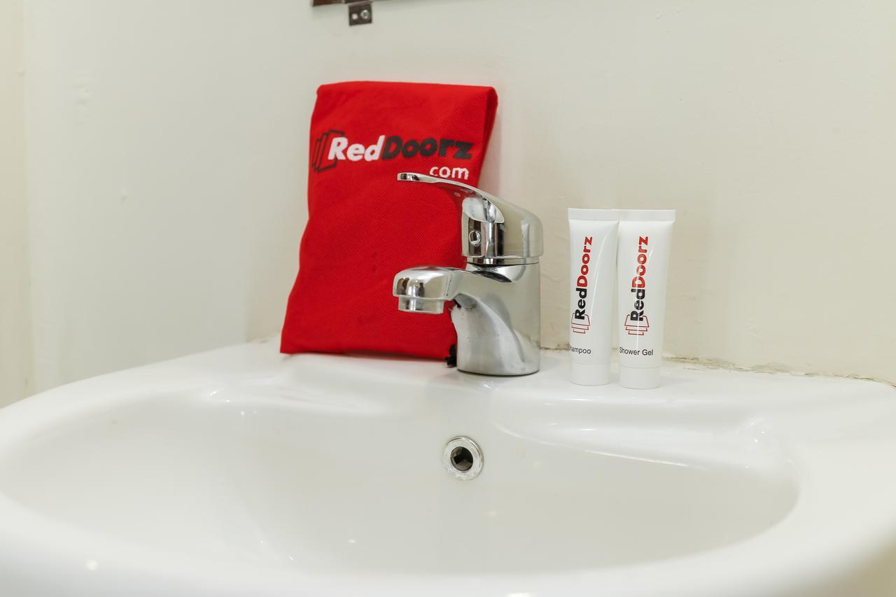Reddoorz Plus @ Slamet Riyadi Surakarta  Екстер'єр фото