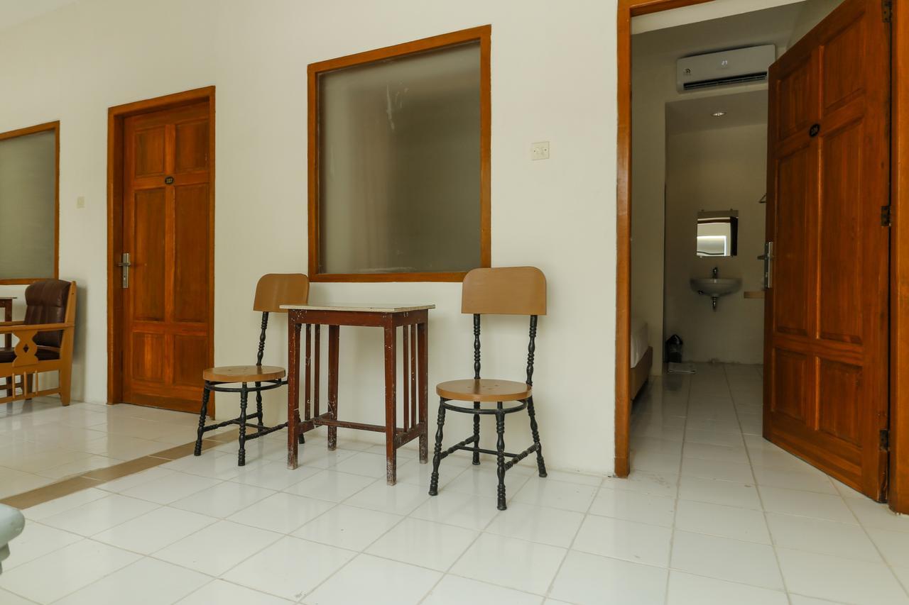 Reddoorz Plus @ Slamet Riyadi Surakarta  Екстер'єр фото