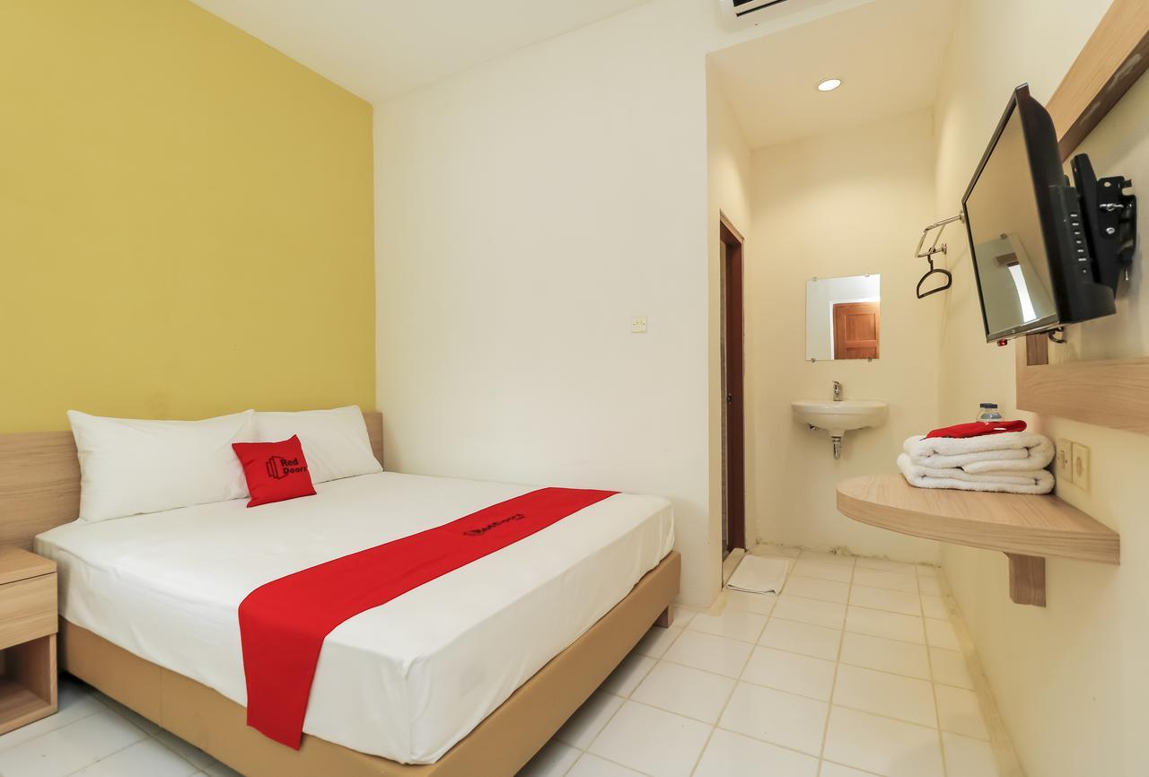 Reddoorz Plus @ Slamet Riyadi Surakarta  Екстер'єр фото