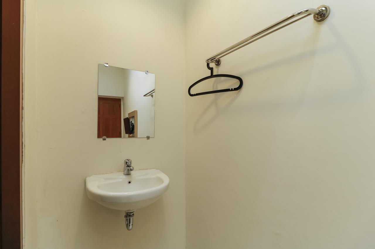 Reddoorz Plus @ Slamet Riyadi Surakarta  Екстер'єр фото