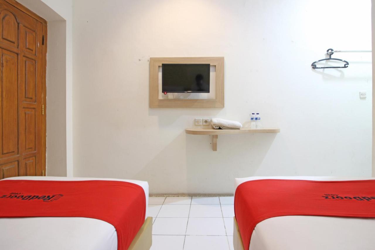 Reddoorz Plus @ Slamet Riyadi Surakarta  Екстер'єр фото