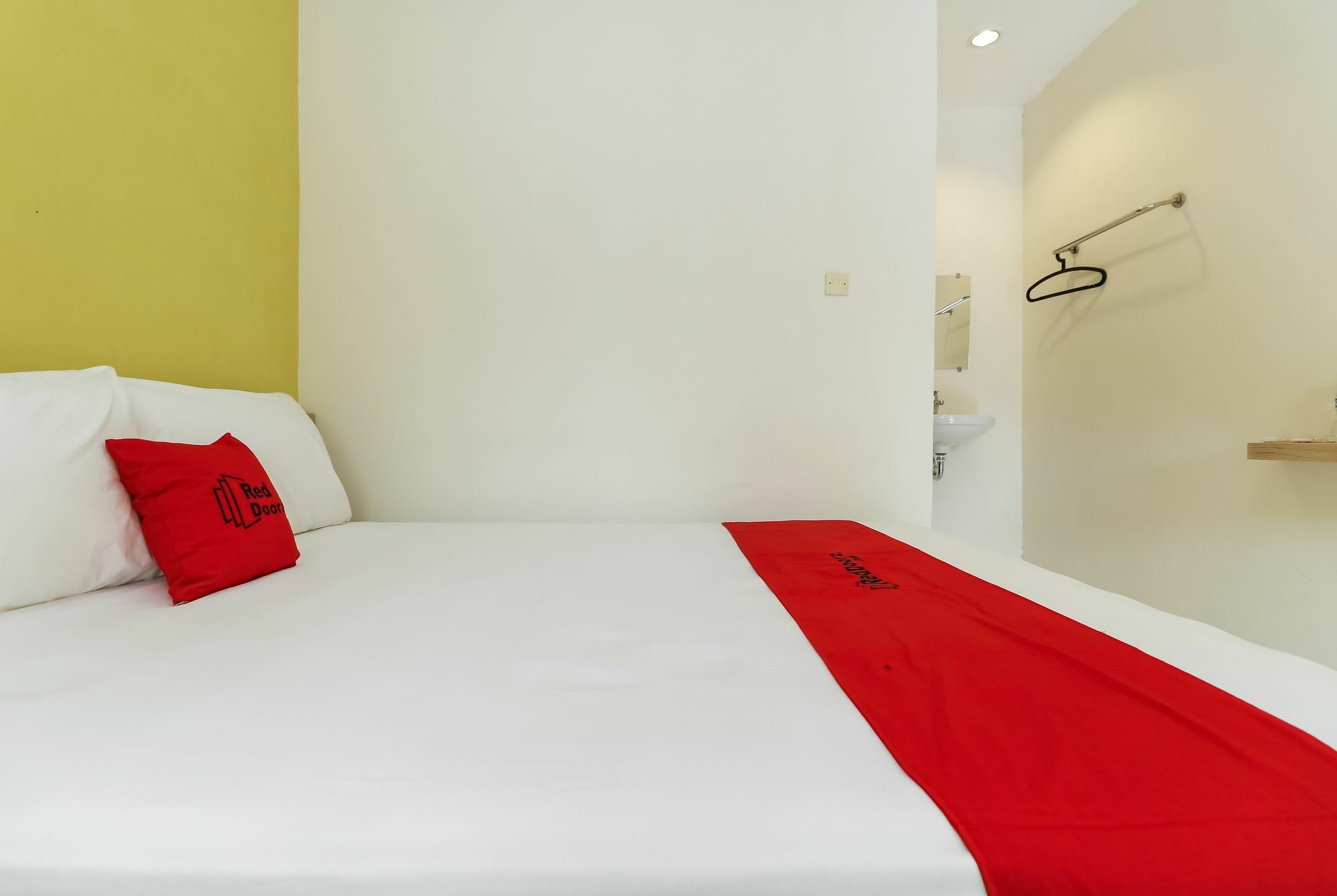 Reddoorz Plus @ Slamet Riyadi Surakarta  Екстер'єр фото