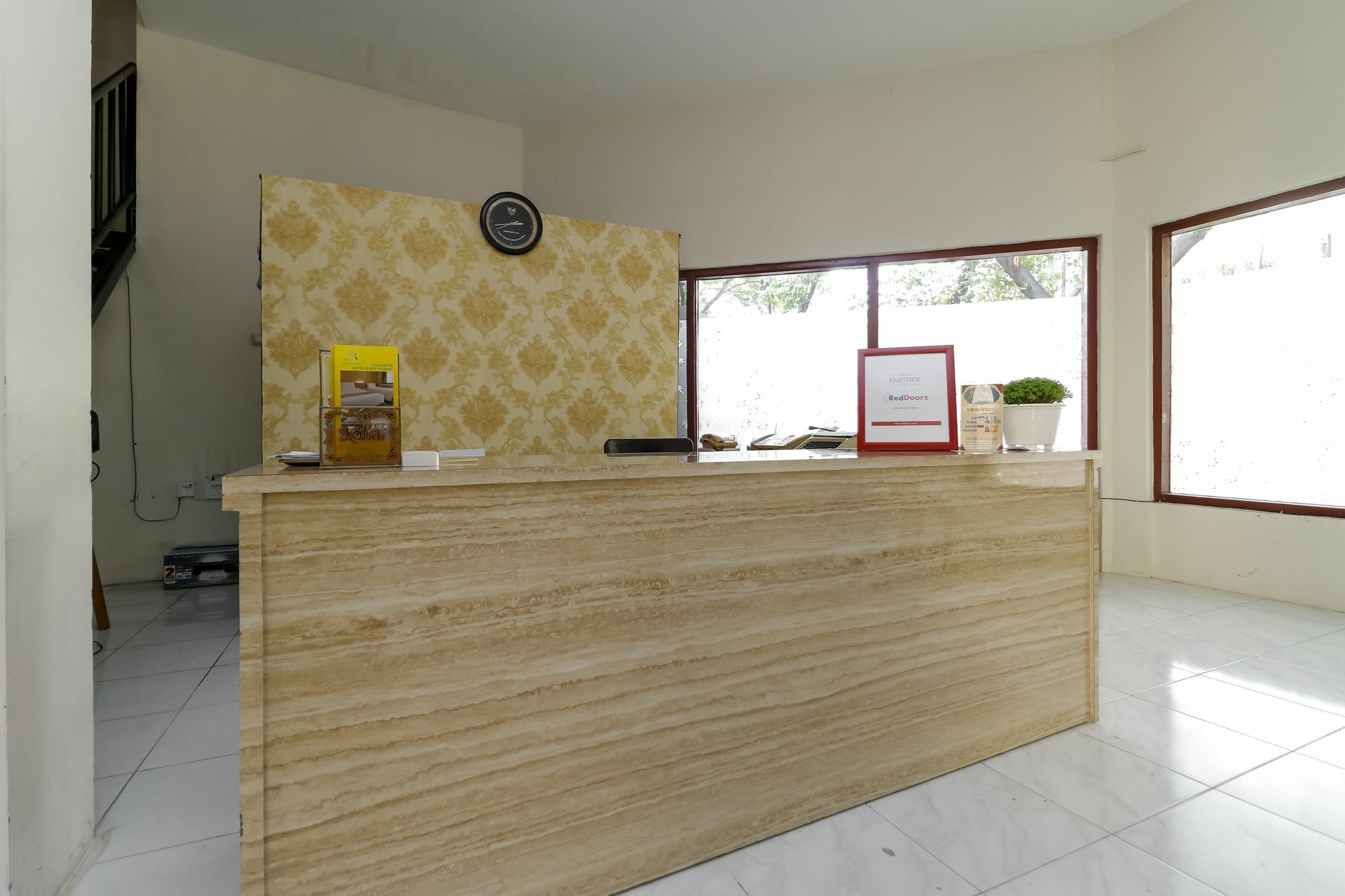 Reddoorz Plus @ Slamet Riyadi Surakarta  Екстер'єр фото