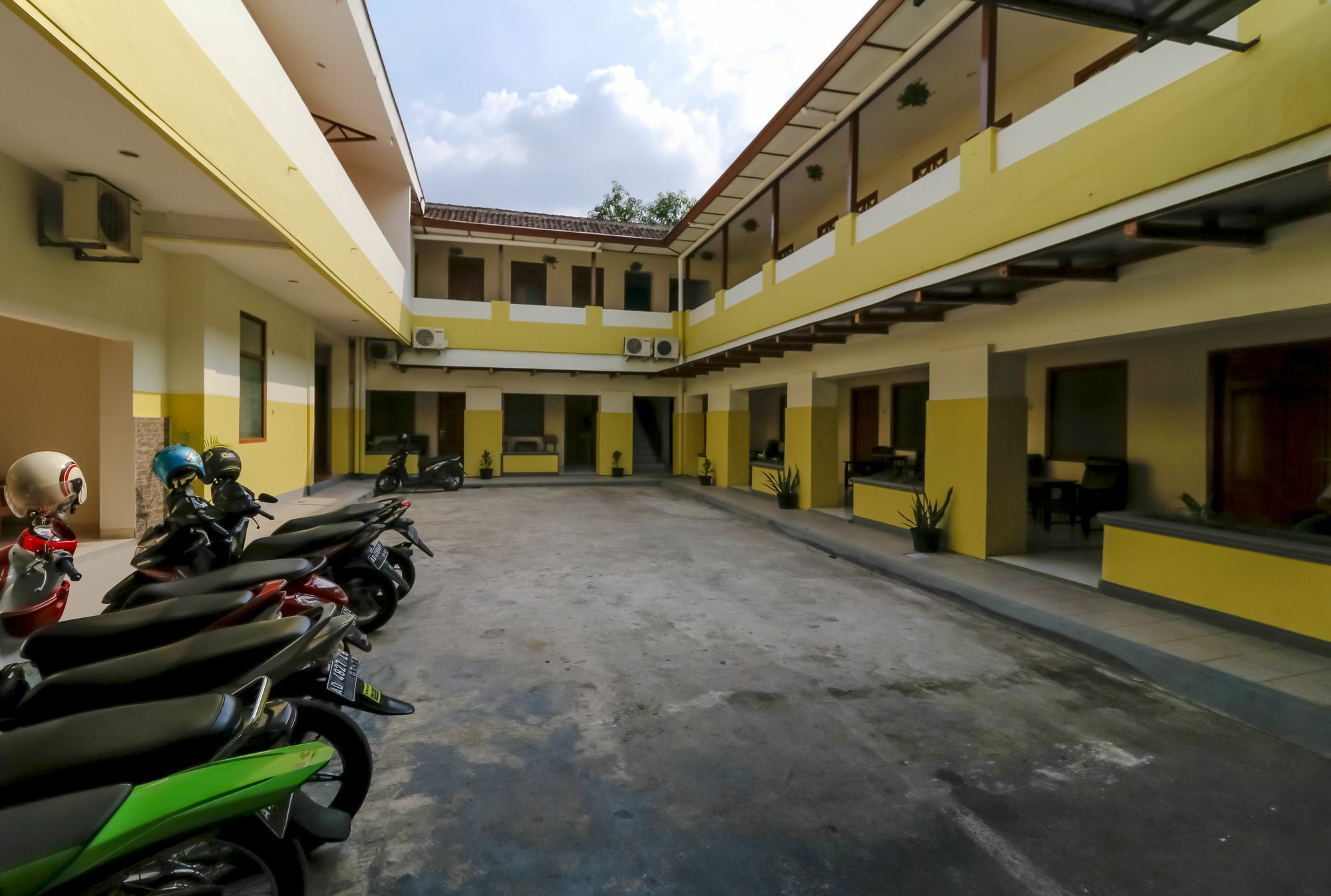 Reddoorz Plus @ Slamet Riyadi Surakarta  Екстер'єр фото